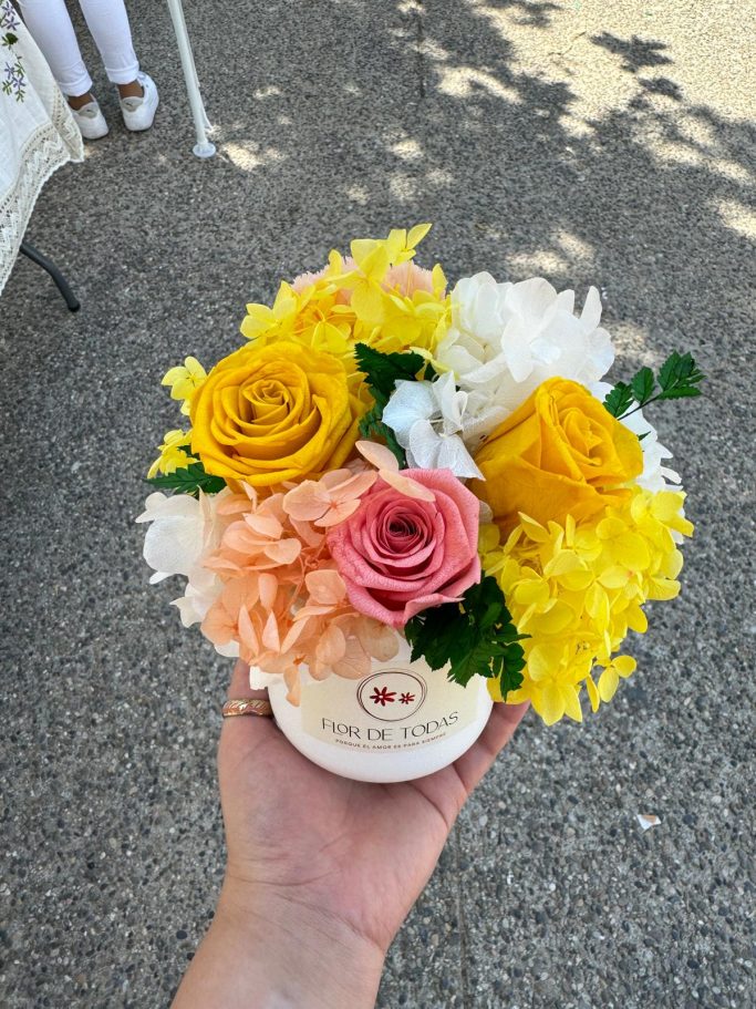 Centro de mesa mediano con rosas y hortensias preservadas